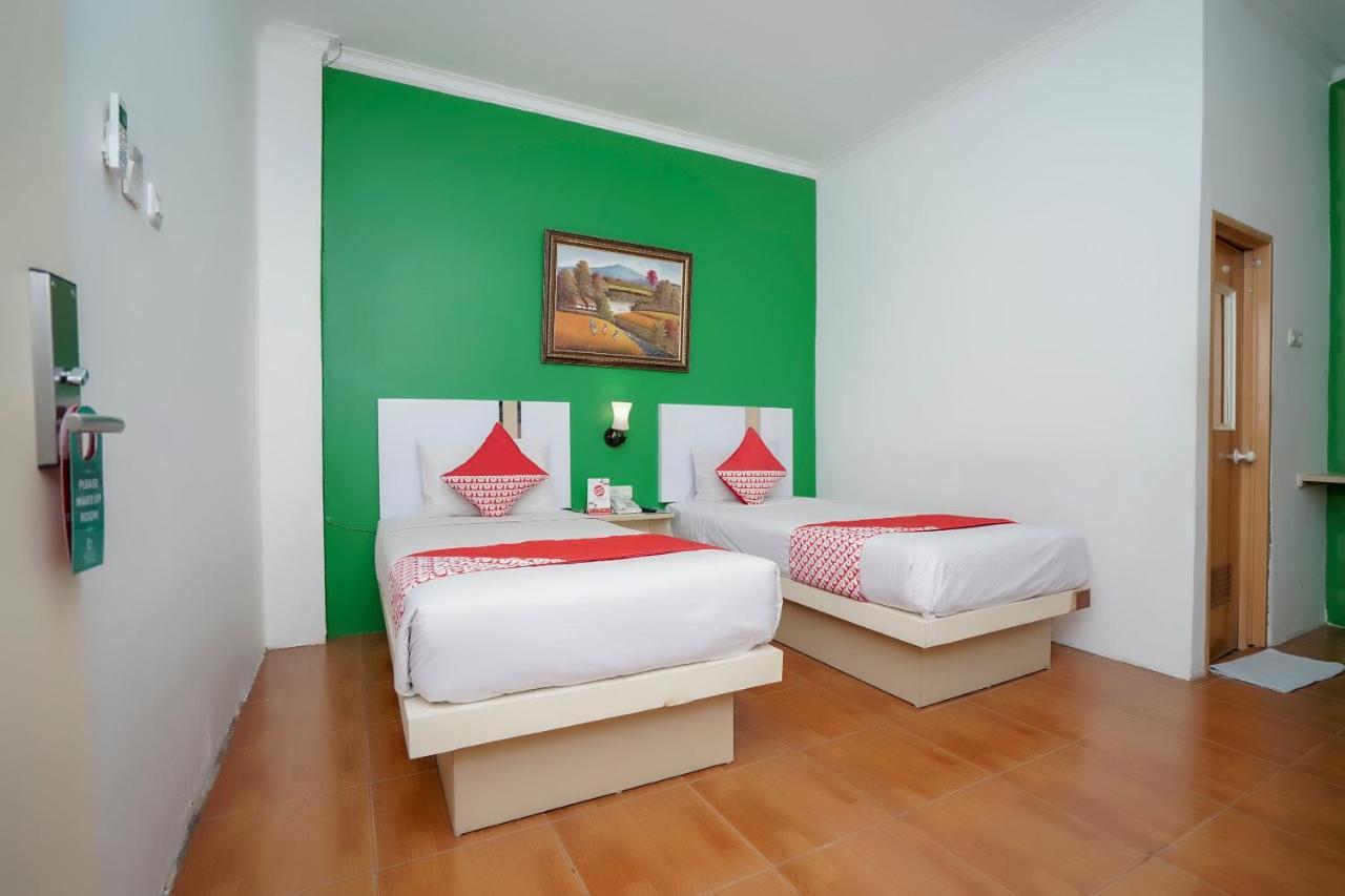 Oyo 575 Blessing Hotel Palembang Exterior photo