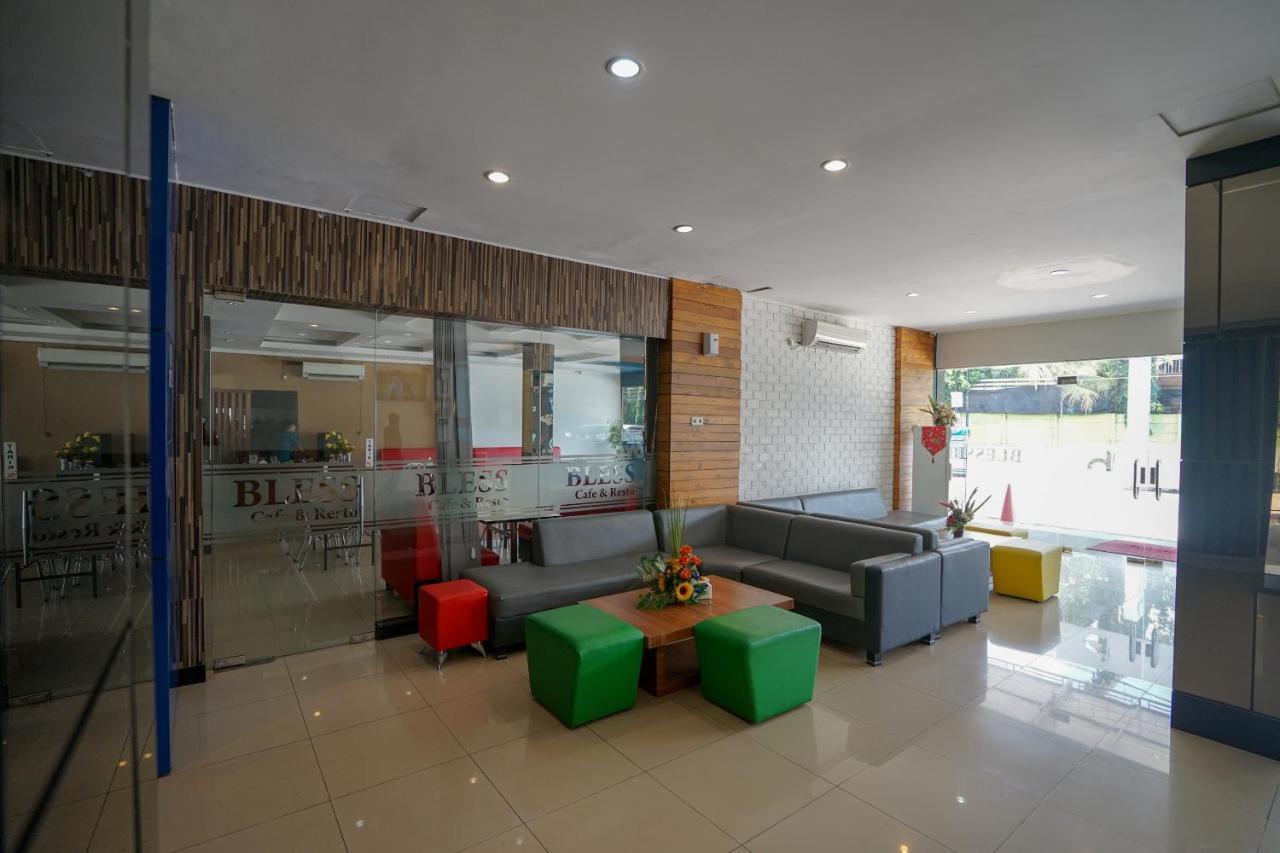 Oyo 575 Blessing Hotel Palembang Exterior photo