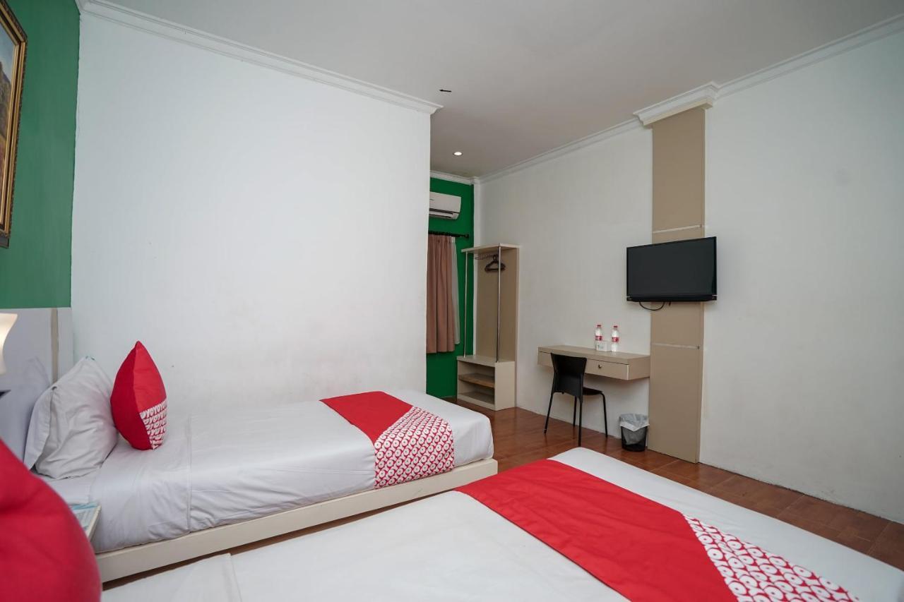 Oyo 575 Blessing Hotel Palembang Exterior photo