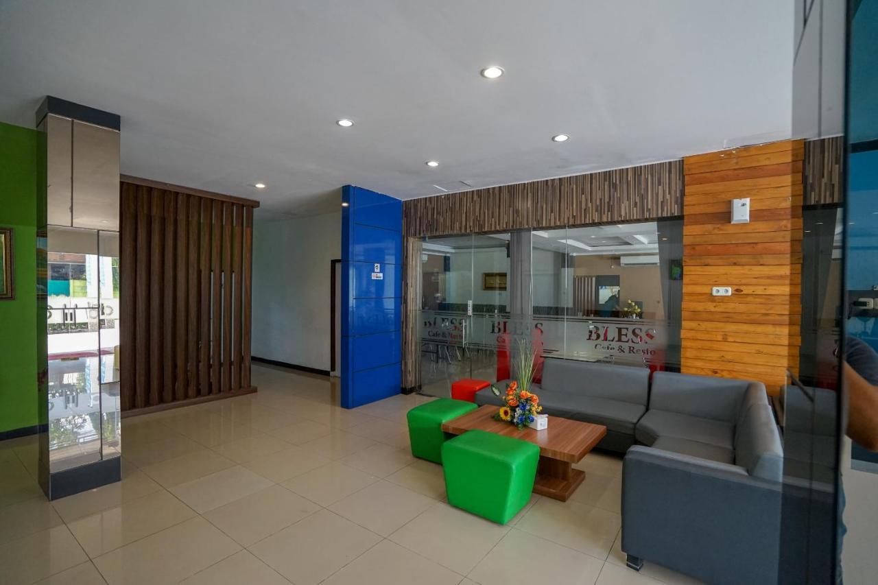 Oyo 575 Blessing Hotel Palembang Exterior photo