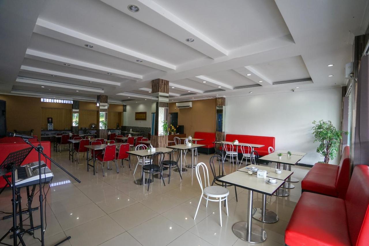 Oyo 575 Blessing Hotel Palembang Exterior photo