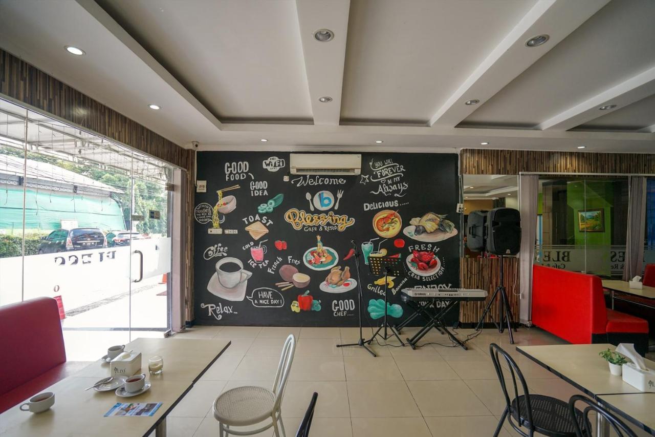 Oyo 575 Blessing Hotel Palembang Exterior photo