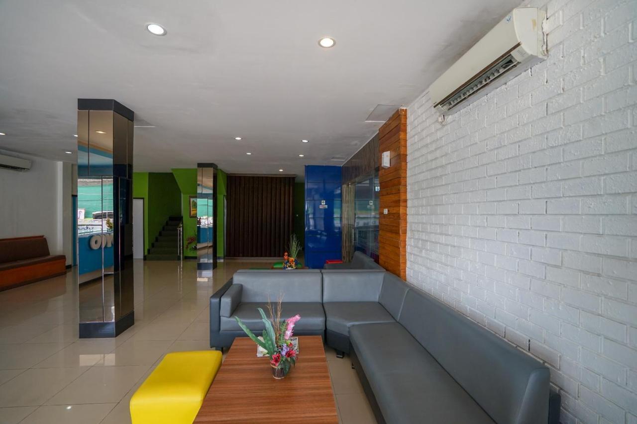 Oyo 575 Blessing Hotel Palembang Exterior photo