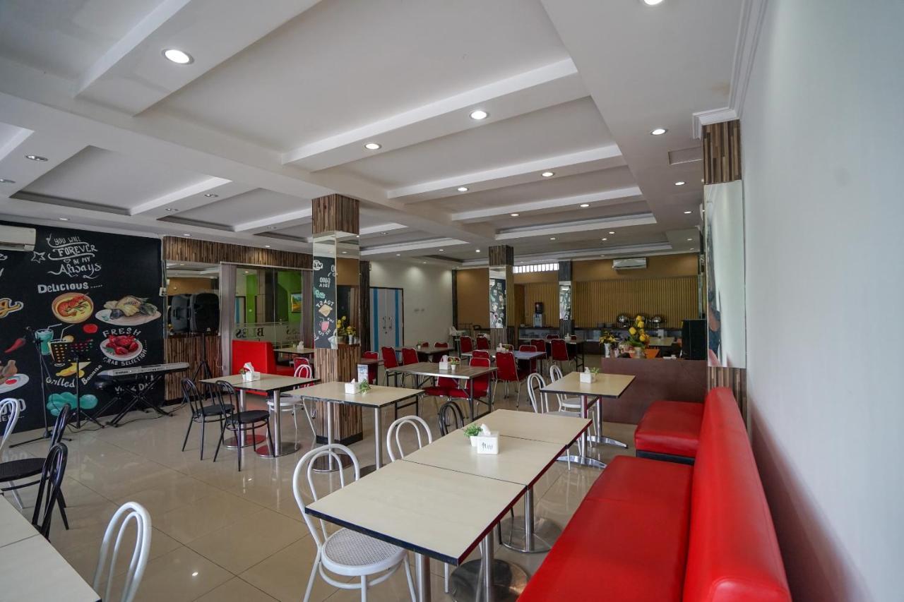 Oyo 575 Blessing Hotel Palembang Exterior photo
