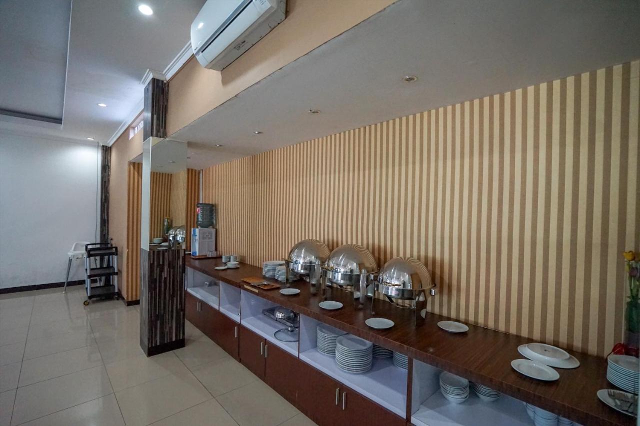 Oyo 575 Blessing Hotel Palembang Exterior photo